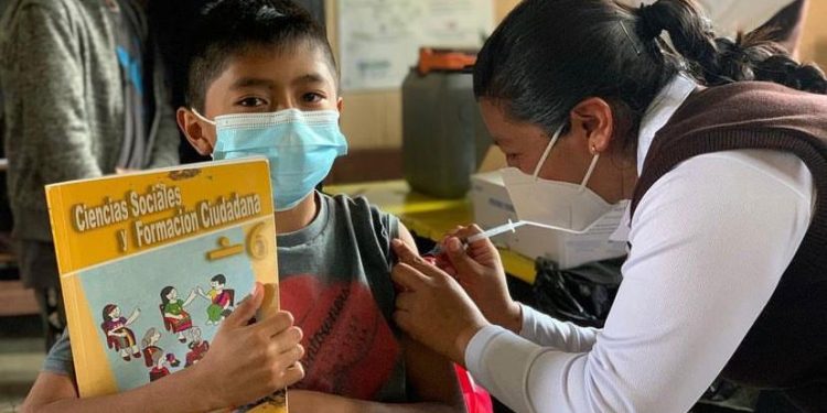 Prosigue vacunación de niños de entre 6 y 11 años de Totonicapán