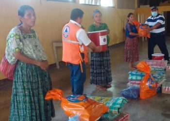 Familias afectadas por las lluvias en Panzós reciben ayuda humanitaria