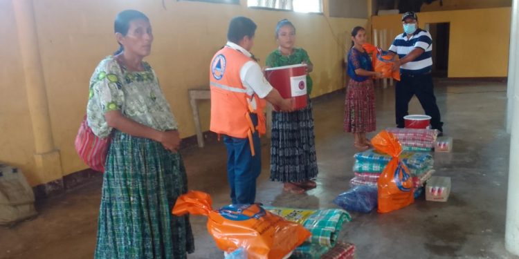 Familias afectadas por las lluvias en Panzós reciben ayuda humanitaria