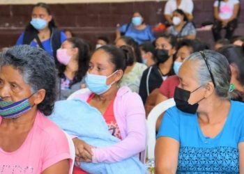 Familias de escasos recursos de Santa Cruz Naranjo reciben segundo aporte económico