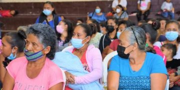 Familias de escasos recursos de Santa Cruz Naranjo reciben segundo aporte económico