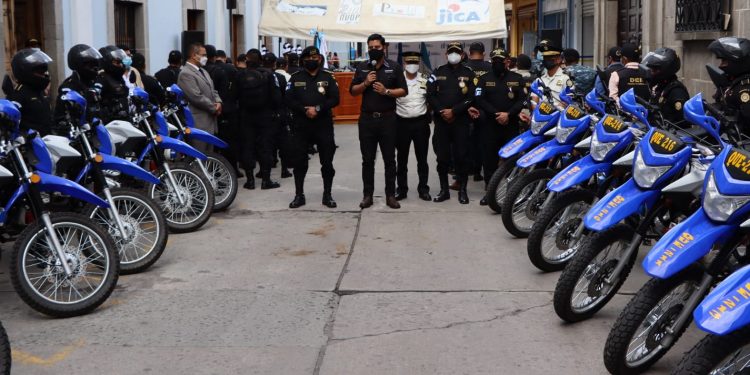 Continúa entrega de motocicletas a personal de la PNC