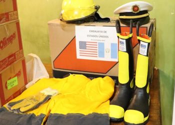 Bomberos Voluntarios de Xela reciben trajes contra incendios