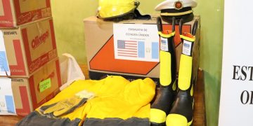 Bomberos Voluntarios de Xela reciben trajes contra incendios