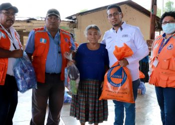 Conred lleva asistencia a familias afectadas por las lluvias en Panzós