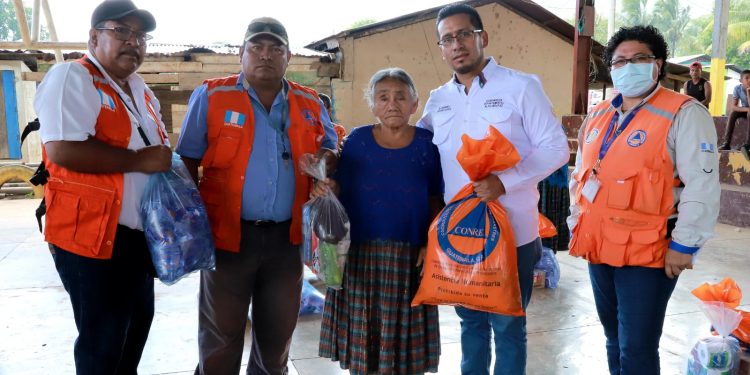 Conred lleva asistencia a familias afectadas por las lluvias en Panzós