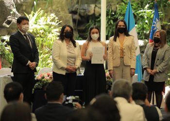 Cooperación bilateral permite entrega de becas a jóvenes guatemaltecos