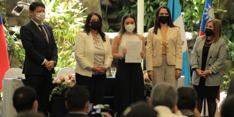 Cooperación bilateral permite entrega de becas a jóvenes guatemaltecos
