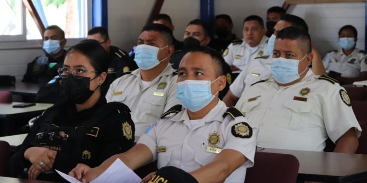 Agentes de la PNC fortalecen capacidades en casos que involucran a menores