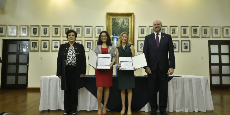 Suscriben convenio para promover desarrollo y reducir migración irregular