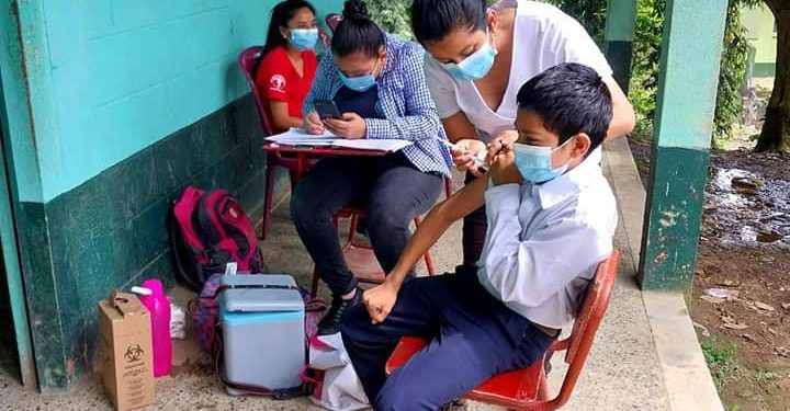 Salud lleva dosis contra el COVID-19 a centros educativos de Retalhuleu