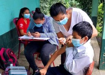 Salud lleva dosis contra el COVID-19 a centros educativos de Retalhuleu