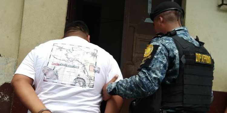 Tras persecución policial capturan a presunto coyote