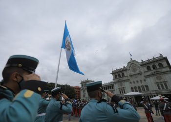 Rinden homenaje a la bandera nacional de Guatemala
