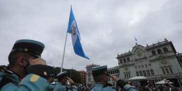 Rinden homenaje a la bandera nacional de Guatemala