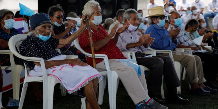 Adultos mayores de Escuintla agradecen apoyo económico