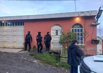 Agentes antinarcóticos realizan allanamientos en Alta Verapaz y Petén.