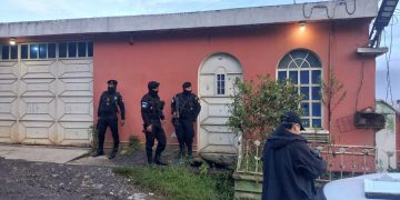 Agentes antinarcóticos realizan allanamientos en Alta Verapaz y Petén.