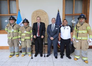 Gobernante agradece donación de motobomba y trajes de protección para Bomberos Voluntarios