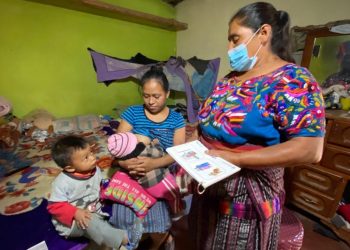 Comadronas son acreditadas como promotoras de la lactancia materna