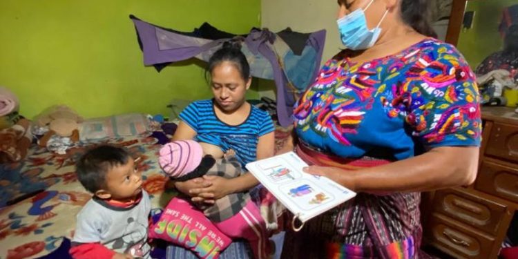 Comadronas son acreditadas como promotoras de la lactancia materna