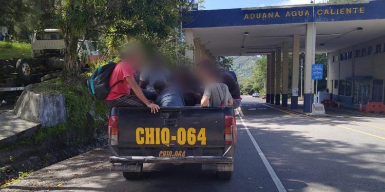 Extranjeros reciben asistencia y son remitidos a Migración