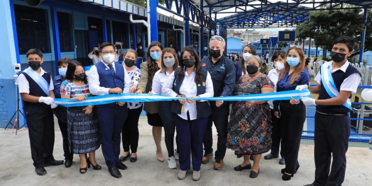 Alumnos de la Escuela Hermógenes González son beneficiados con remozamiento