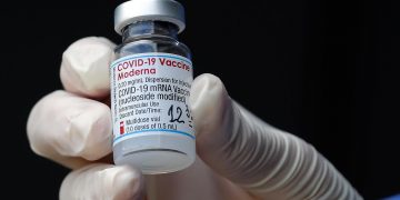 Moderna y Pfizer piden aval de actualización de vacuna contra el COVID-19