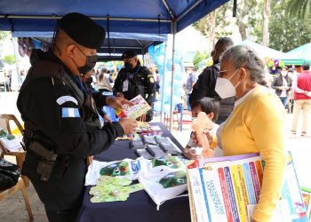 Feria Agostina fomenta la convivencia pacífica y acercamiento a la PNC