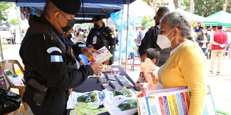 Feria Agostina fomenta la convivencia pacífica y acercamiento a la PNC