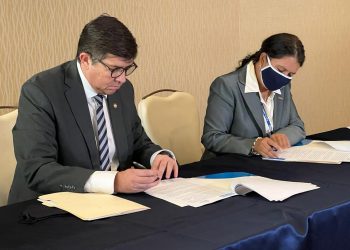 El director del IGM, Stuard Rodríguez y la representante de Plan International firman carta para apoyo a migrantes. /Foto: IGM