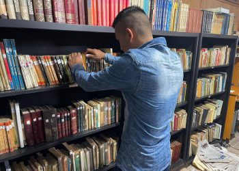 La biblioteca contiene aproximadamente 4 mil 500 libros.