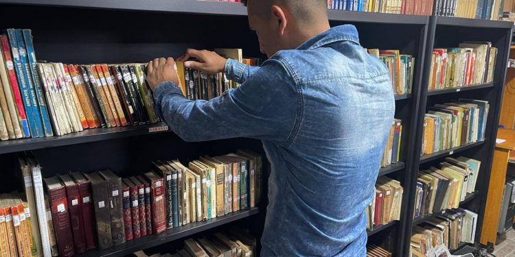 La biblioteca contiene aproximadamente 4 mil 500 libros.