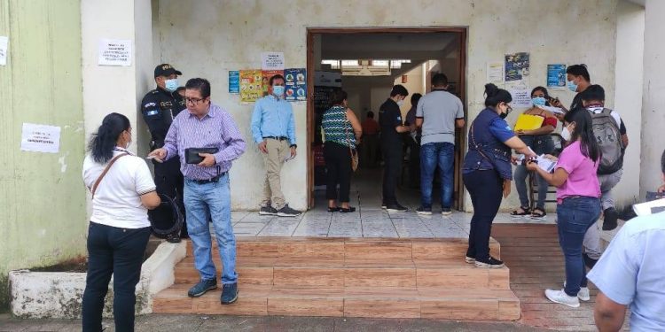 Por segundo día, desarrollan jornada móvil de emisión de pasaportes en Coatepeque