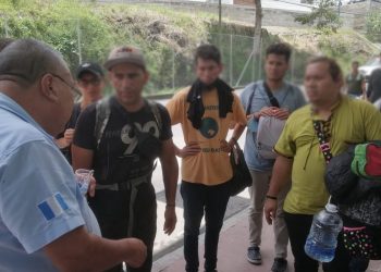 Migrantes extranjeros son recibidos en puesto fronterizo Agua Caliente, Chiquimula.