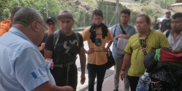 Migrantes extranjeros son recibidos en puesto fronterizo Agua Caliente, Chiquimula.