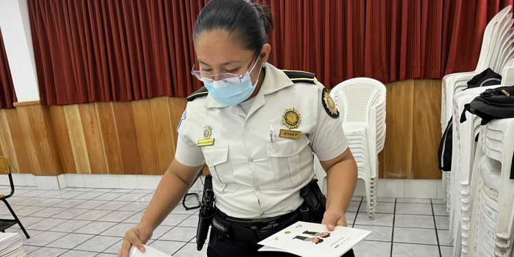 Agentes de la PNC se capacitan en proyecto Policía Comunitaria