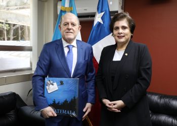 La viceministra Ava Atzum recibió al nuevo embajador en la Cancillería.