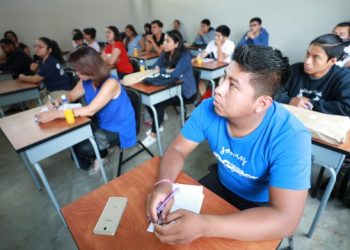 Becas ofrecen oportunidades de estudiar en el extranjero.