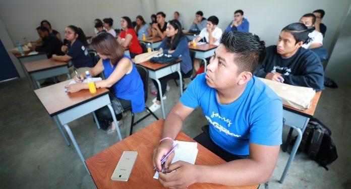 Becas ofrecen oportunidades de estudiar en el extranjero.