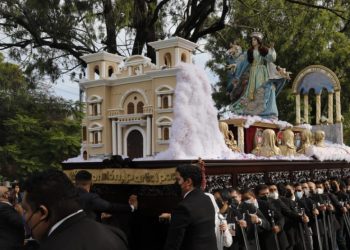 Venerada imagen de Virgen de la Asunción recorre principales calles de la ciudad