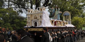 Venerada imagen de Virgen de la Asunción recorre principales calles de la ciudad