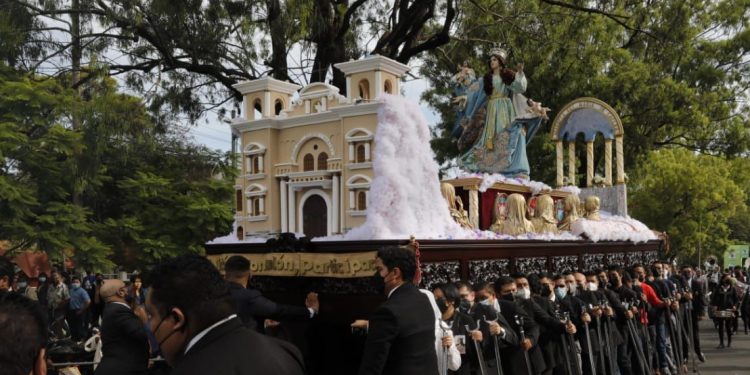 Venerada imagen de Virgen de la Asunción recorre principales calles de la ciudad