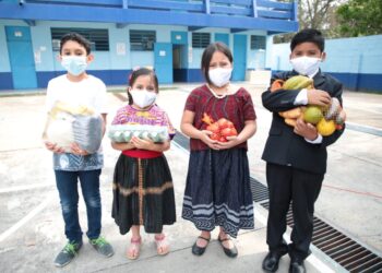 Alumnos se benefician con la quinta entrega de alimentación escolar. /Foto: Mineduc