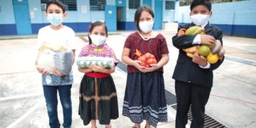 Alumnos se benefician con la quinta entrega de alimentación escolar. /Foto: Mineduc
