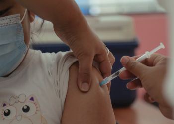 Instan a padres de familia a vacunar a niños contra el COVID-19