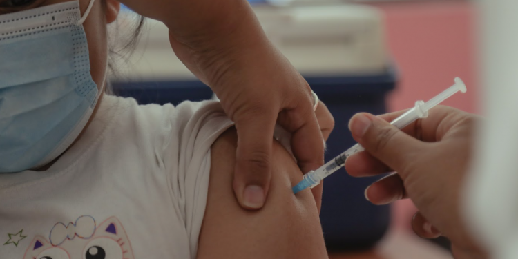 Instan a padres de familia a vacunar a niños contra el COVID-19