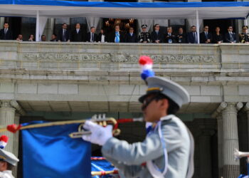 Presidente presencia desfile de independencia