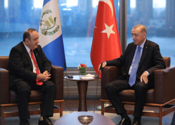Presidente sostiene encuentro bilateral con homólogo de Turquía