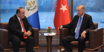 Presidente sostiene encuentro bilateral con homólogo de Turquía